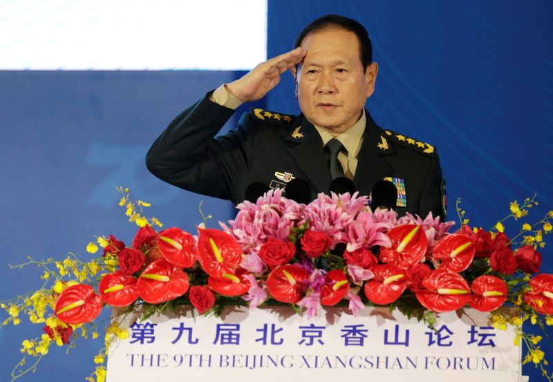 &copy; Reuters. وزير الدفاع الصيني وي فنغ خه يؤدي التحية قبل إلقاء كلمة في منتدى ببكين في صورة من أرشيف رويترز.