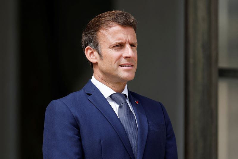 Fransa, Macron'a çoğunluk verip vermemek için sandık başına gitti