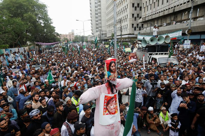 &copy; Reuters. Supporters of the Tehreek-e-Labbaik Pakistan (TLP), a religious and political party, gather as an effigy depicting suspended Bharatiya Janata Party (BJP) spokeswoman Nupur Sharma is carried during a protest against the comments on Prophet Mohammed, in Kar