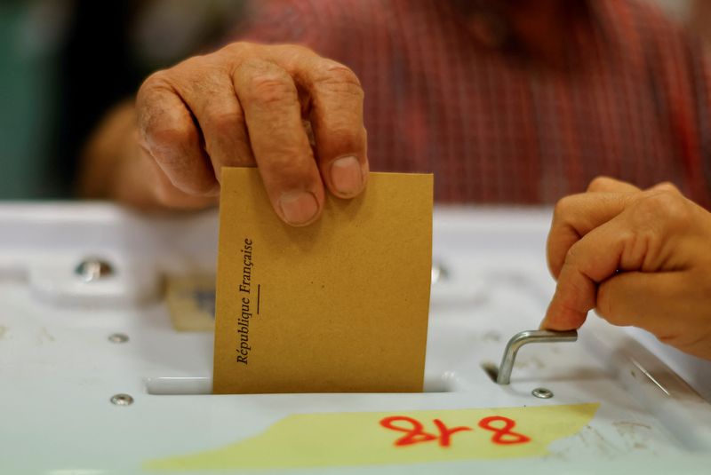 &copy; Reuters. ناخب يدلي بصوته في الجولة الأولى من الانتخابات البرلمانية الفرنسية في صندوق اقتراع في مرسيليا بفرنسا يوم الأحد. تصوير: إريك جيلارد - رويترز.
