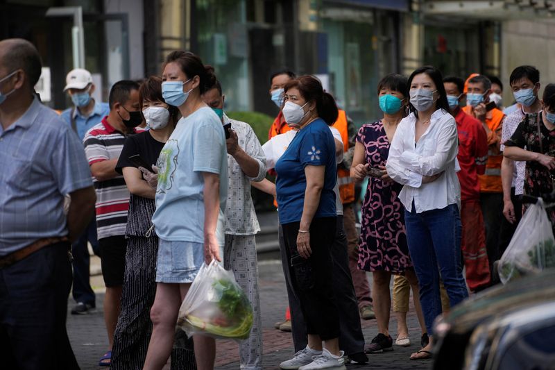 &copy; Reuters. Decenas de personas hacen cola para hacerse pruebas por el COVID-19 en Shanghái, China. 11 junio 2022. REUTERS/Aly Song