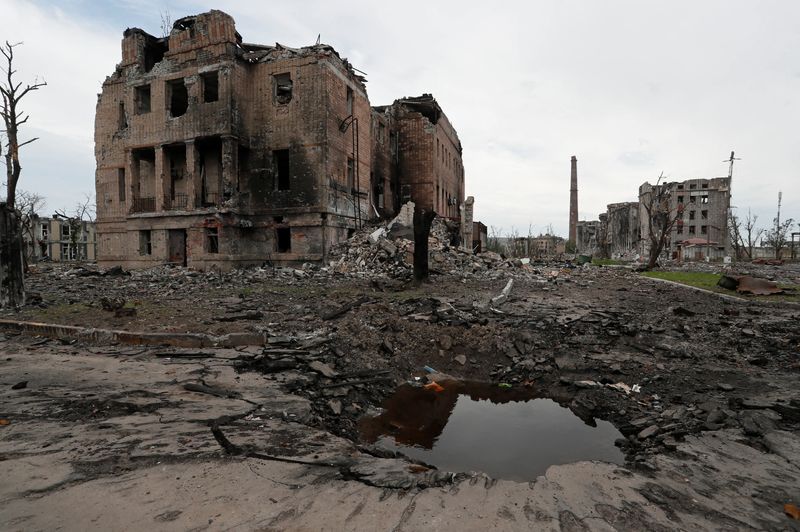 &copy; Reuters. منظر عام لمنشآت مدمرة تابعة لمصنع آزوفستال للصلب مع استمرار القصف الروسي لأوكرانيا في مدينة ماريوبول الساحلية يوم 22 مايو أيار 2022. تصوير: ألك