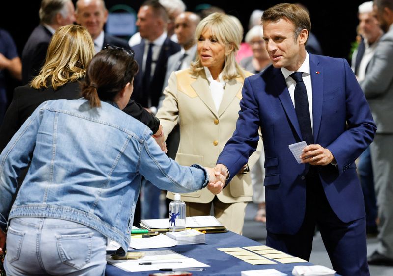 &copy; Reuters. El presidente francés, Emmanuel Macron, y su esposa Brigitte votan en las elecciones parlamentarias en un colegio electoral de Le Touquet, Francia. 12 junio 2022. Ludovic Marin/Pool via Reuters