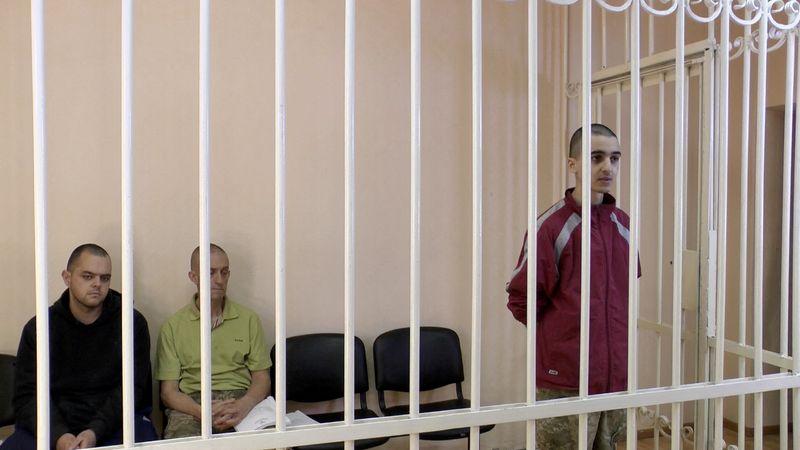 &copy; Reuters. صورة من داخل قاعة المحكمة العليا بجمهورية دونيتسك الشعبية يظهر فيها البريطانيان إيدن أسلين وشون بينر والمغربي إبراهيم سعدون بعد أن اعتقلته