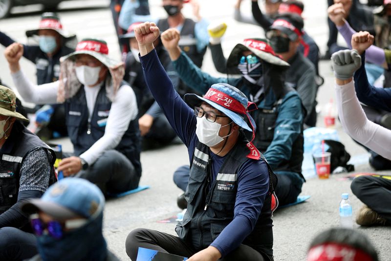 © Reuters. FILE PHOTO: Members of the Cargo Truckers Solidarity union take part in a protest in front of Kia Motor's factory tin Gwangju, South Korea, June 10, 2022.  Yonhap via REUTERS/File Photo