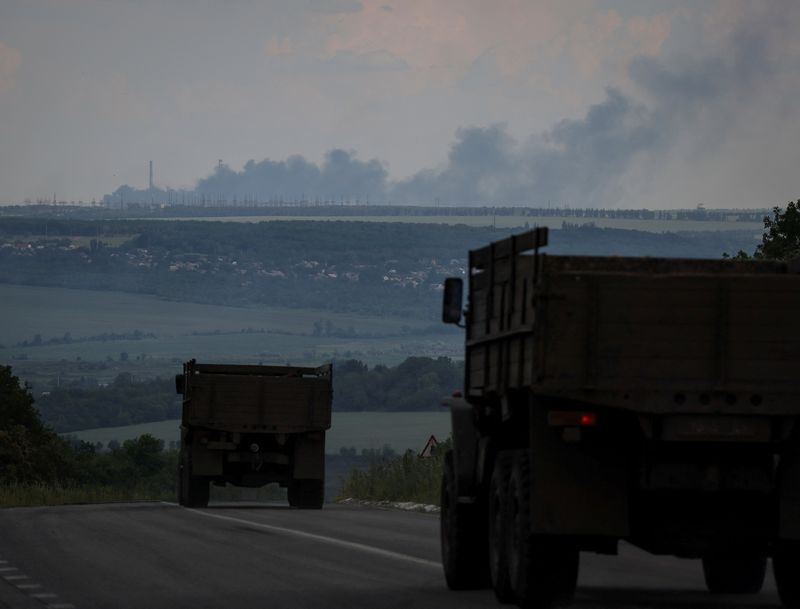 © Reuters. Vuhlehirsk's heat power plant burns after a shelling, amid Russia's attack on Ukraine, near the town of Svitlodarsk, Donetsk region, Ukraine June 12, 2022. REUTERS/Gleb Garanich  