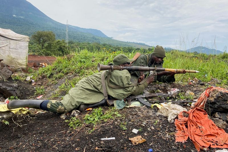 &copy; Reuters. جنود تابعون للقوات المسلحة لجمهورية الكونجو الديمقراطية يتخذون موقعهم بعد تجدد القتال قرب الحدود الكونجولية مع رواندا خارج جوما في مقاطعة 