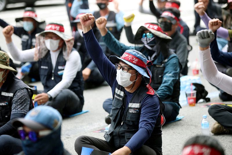 &copy; Reuters. FILE PHOTO: Members of the Cargo Truckers Solidarity union take part in a protest in front of Kia Motor's factory tin Gwangju, South Korea, June 10, 2022. Yonhap via REUTERS/File Photo