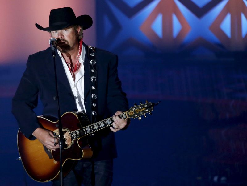 &copy; Reuters. FILE PHOTO: Country music singer Toby Keith performs during the Songwriters Hall of Fame ceremony in New York, June 18, 2015.  REUTERS/Shannon Stapleton/File Photo