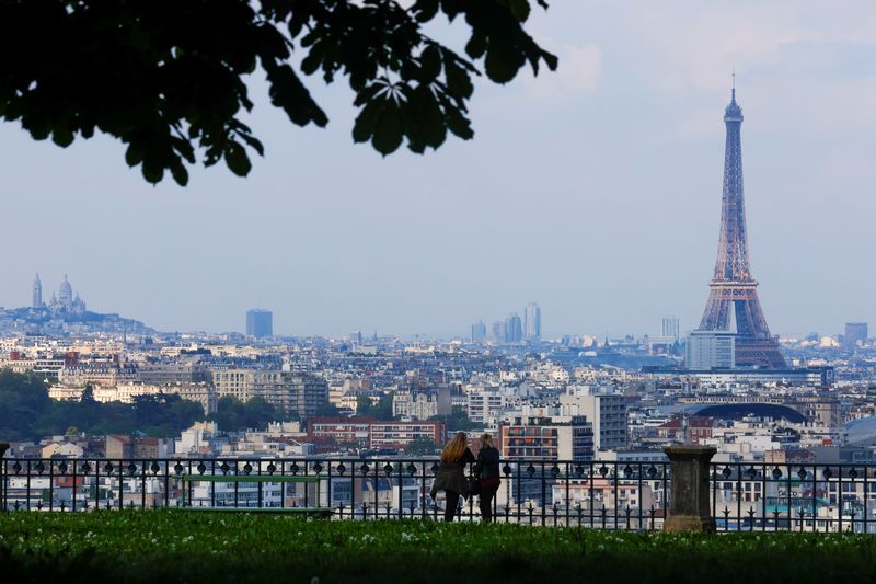 &copy; Reuters. FILE PHOTO: Women enjoy the view of Sacre-Coeur Basilica of Montmartre and Eiffel Tower at the Parc de Saint-Cloud near Paris, France, April 26, 2022. REUTERS/Gonzalo Fuentes/File Photo