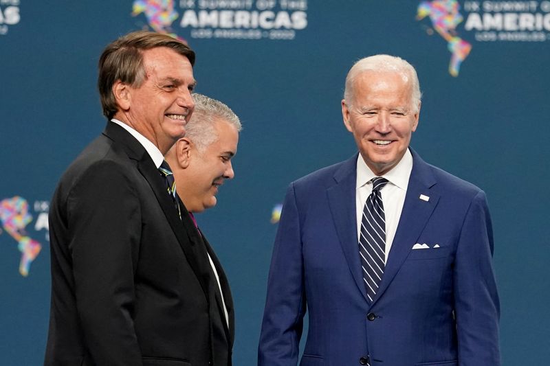 &copy; Reuters. Uバイデン米大統領（写真右）は９日、ブラジルのボルソナロ大統領（同左）との首脳会談で、ブラジル鉄鋼製品に適用している追加関税の見直しを約束した。写真は６月１０日、.ロサンゼ