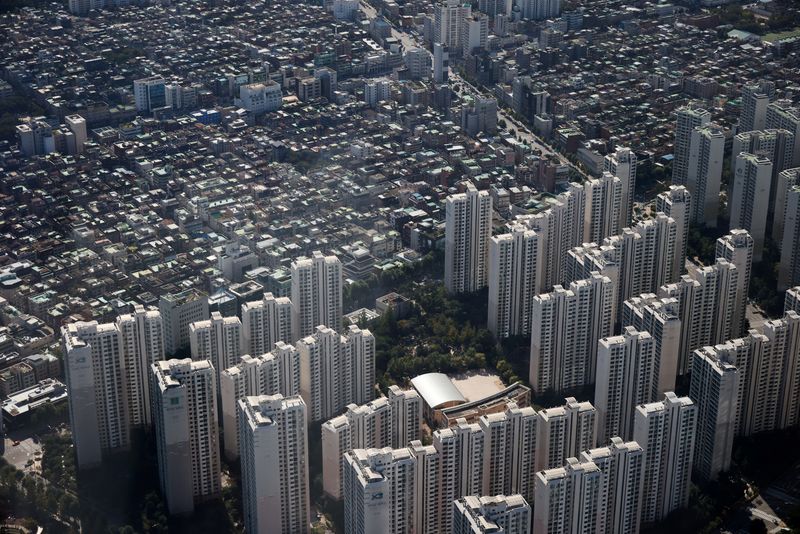 &copy; Reuters. FILE PHOTO: An aerial view shows apartment complexes and residential area in Seoul, South Korea, October 5, 2020.    REUTERS/Kim Hong-Ji/File Photo