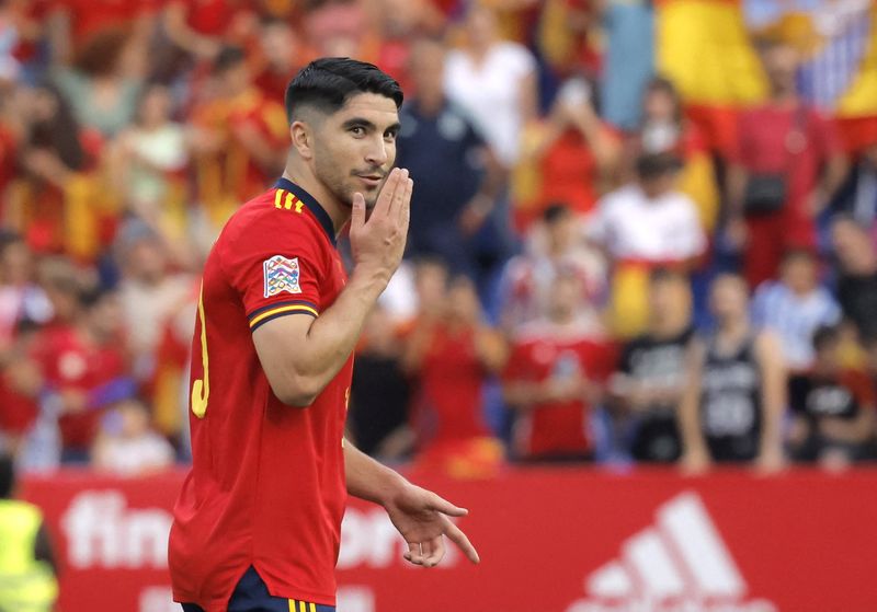 &copy; Reuters. El futbolista Carlos Soler celebra tras marcar el primer gol de la selección española en el partido de la Liga de las Naciones de la UEFA disputado entre España y la República Checa en el estadio La Rosaleda de Málaga, Andalucía, España, el 12 de j