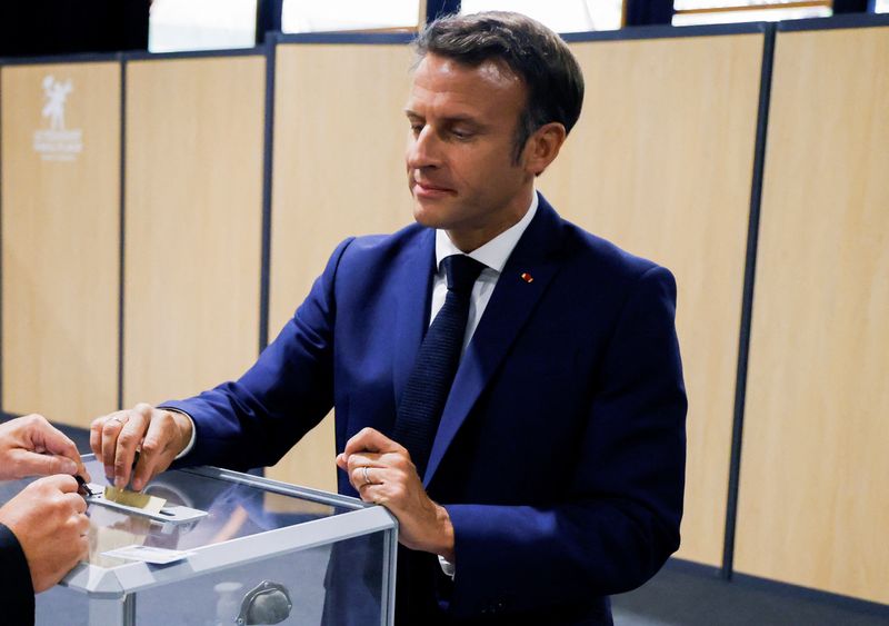 &copy; Reuters. الرئيس الفرنسي إيمانويل ماكرون يدلي بصوته في صندوق اقتراع خلال الجولة الأولى من الانتخابات البرلمانية الفرنسية في مركز اقتراع في باريس يوم