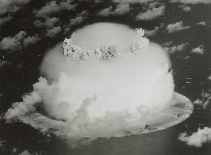 &copy; Reuters. FOTO DE ARCHIVO. Una nube en forma de hongo se eleva con los barcos debajo durante la prueba de armas nucleares de la Operación Crossroads en el atolón de Bikini, Islas Marshall, en esta imagen de distribución de 1946 proporcionada por la Biblioteca de