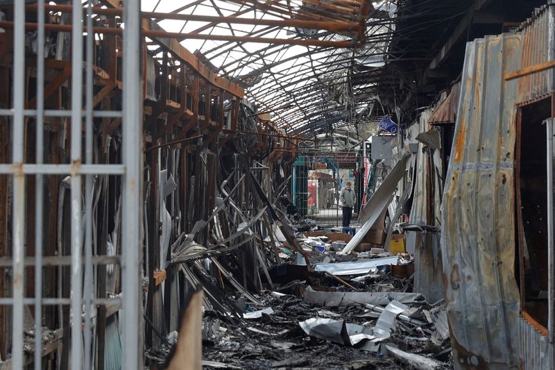 &copy; Reuters. ساكن محلي يقف بجوار حطام سوق مفتوحة دمرتها غارة عسكرية روسية مع استمرار الهجوم الروسي على أوكرانيا في منطقة سيفيرودونتسك بأوكرانيا يوم 16 أب