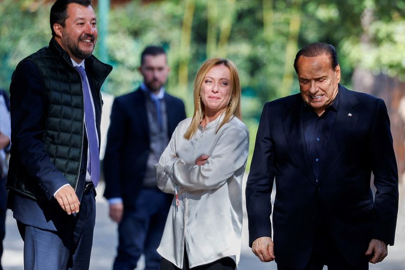 &copy; Reuters. FOTO DE ARCHIVO. El ex primer ministro italiano y líder del partido Fuerza Italia, Silvio Berlusconi, reacciona al final de una reunión con el líder de Liga, Matteo Salvini, y la líder de Hermanos de Italia, Giorgia Meloni, en Roma, Italia. 20 de octu