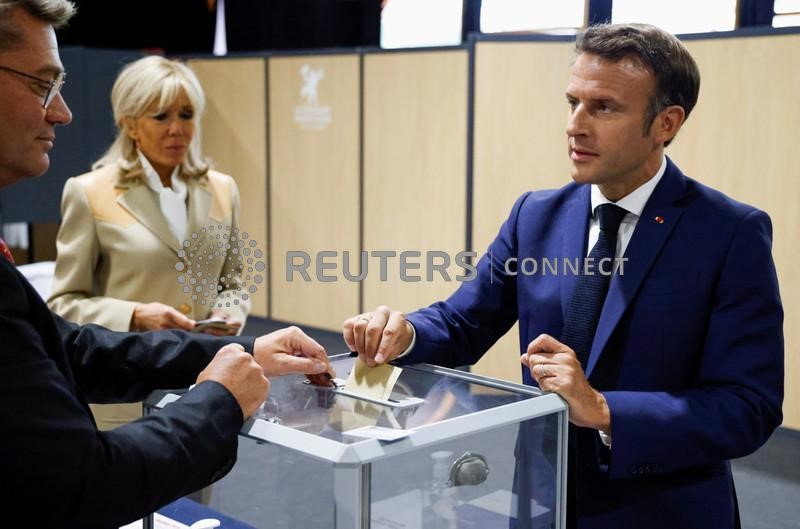 &copy; Reuters. Il presidente francese Emmanuel Macron vota durante il primo turno delle elezioni legislative del 2022 al seggio di Le Touquet in Francia. 12 giugno 2022. Ludovic Marin/Pool via REUTERS