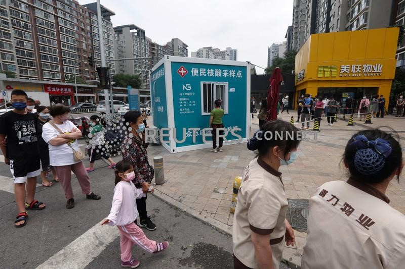 &copy; Reuters. Persone in coda per un test per il coronavirus a Pechino. 13 giugno 2022. REUTERS/Tingshu Wang