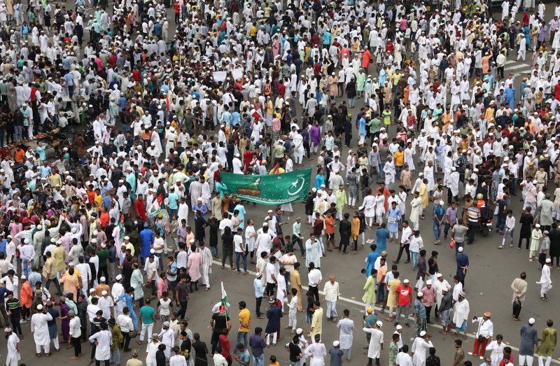 &copy; Reuters. مسلمون يشاركون في احتجاج للمطالبة باعتقال نوبور شارما المتحدثة باسم حزب بهاراتيا جاناتا بسبب تعليقاتها المعادية للإسلام في كولكاتا يوم ال