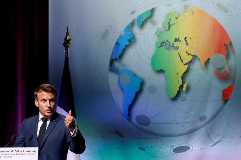 &copy; Reuters. El presidente francés, Emmanuel Macron, pronuncia un discurso durante la inauguración de la feria de defensa y seguridad terrestre y aérea Eurosatory, en el centro de exposiciones París-Nord Villepinte, en Villepinte, al norte de París, 13 de junio d