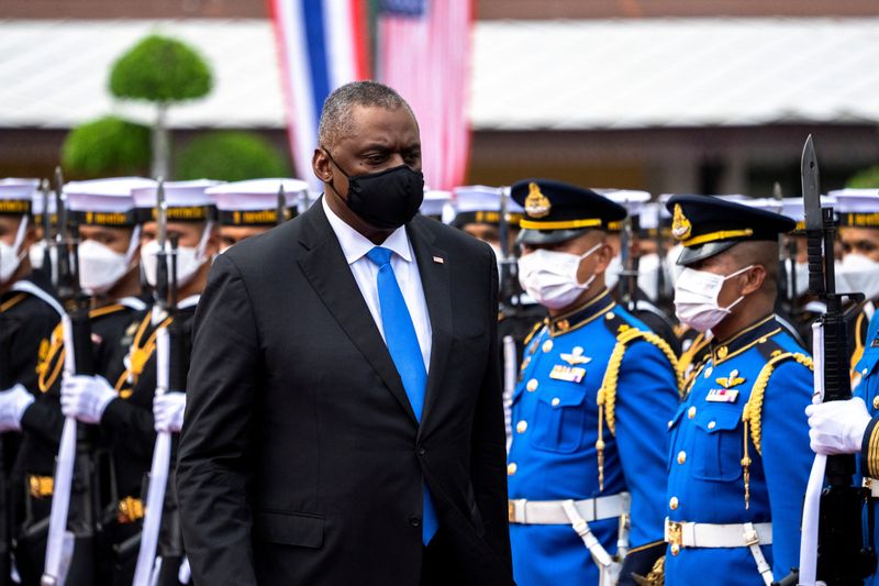&copy; Reuters. El secretario de Defensa de Estados Unidos, Lloyd Austin, pasa revista a una guardia de honor mientras se reúne con el primer ministro y ministro de Defensa de Tailandia, Prayuth Chan-ocha (no en la foto), durante su visita oficial a Tailandia, en Bangko