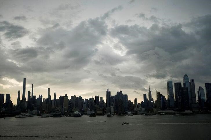 &copy; Reuters. Rain clouds cover the skyline of Manhattan at the start of the Memorial Day weekend, as seen from Weehawken, New Jersey, U.S., May 27, 2022.  REUTERS/Eduardo Munoz