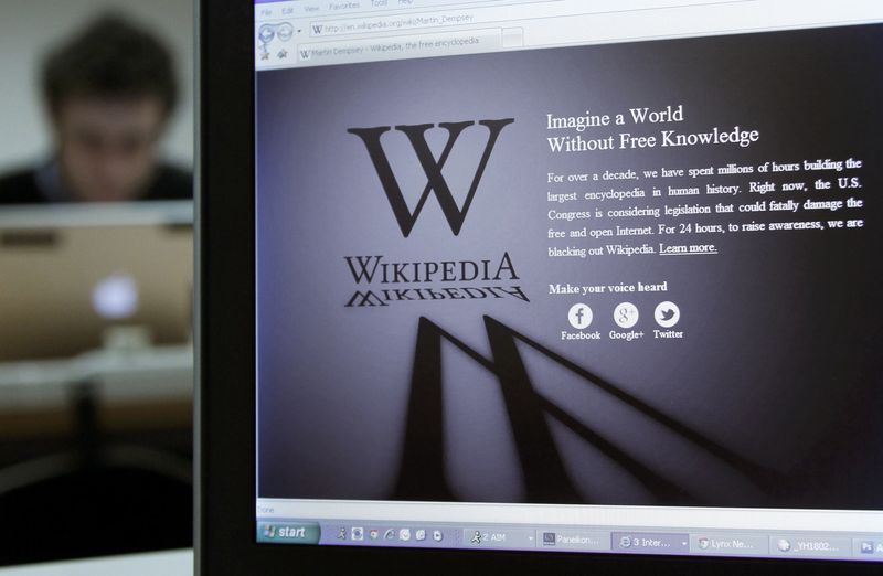 &copy; Reuters. FOTO DE ARCHIVO. El portátil de un reportero muestra la página de inicio de Wikipedia, en Bruselas, Bélgica. 18 de enero de 2012. REUTERS/Yves Herman