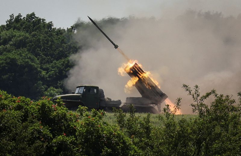 &copy; Reuters. Militar ucraniano dispara foguete perto da cidade de  Lysychansk. na região ucraniana de Luhansk
12/06/2022 REUTERS/Gleb Garanich