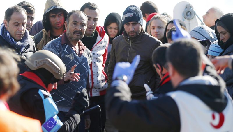 &copy; Reuters. FOTO DE ARCHIVO: Migrantes esperan a salir de un barco de la agencia fronteriza de la UE Frontex mientras llegan a la ciudad portuaria de Mitilene en la isla de Lesbos, Grecia, 5 de marzo de 2016. REUTERS/Hannibal Hanschke