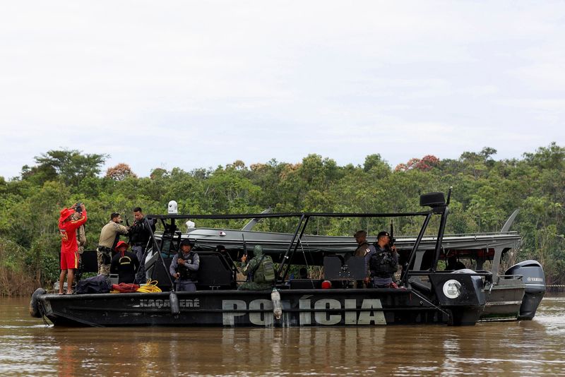 &copy; Reuters. Policiais e membros da equipe de resgate durante operações de busca pelo jornalista britânico Dom Phillips e pelo indigenista Bruno Pereira em Atalaia do Norte, no Amazonas
12/06/2022 REUTERS/Bruno Kelly