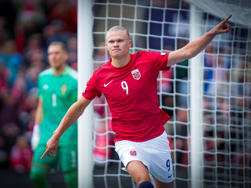 &copy; Reuters. Erling Haaland comemora gol marcado durante partida da Noruega contra a Suécia pela Liga das Nações
12/06/2022 Beate Oma Dahlee/NTB via REUTERS