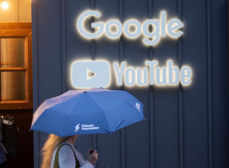 © Reuters. FILE PHOTO: The logos of Google and YouTube are seen in Davos, Switzerland, May 22, 2022. Picture taken May 22, 2022.   REUTERS/Arnd Wiegmann/File Photo