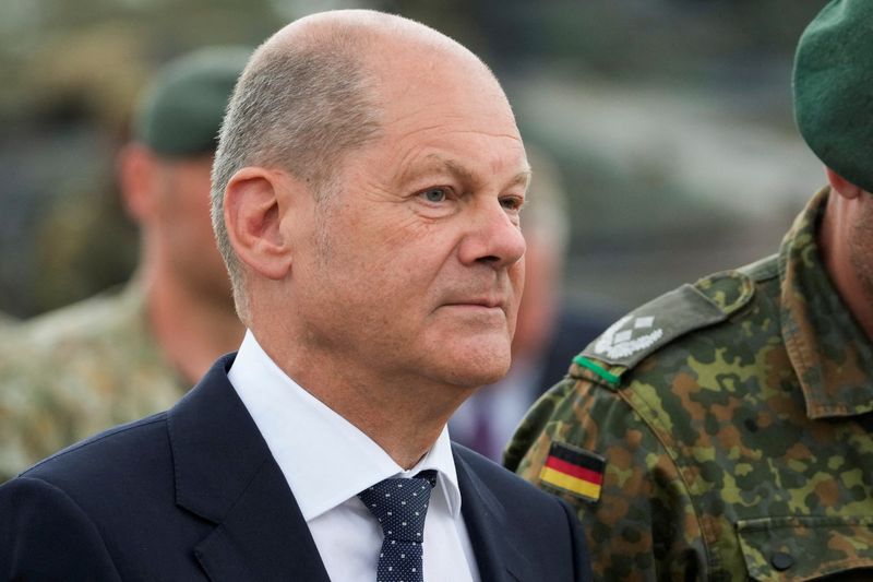 &copy; Reuters. FILE PHOTO: German Chancellor Olaf Scholz visits the NATO enhanced Forward Presence battlegroup German troops in Pabrade, Lithuania June 7, 2022. REUTERS/Ints Kalnins/File Photo