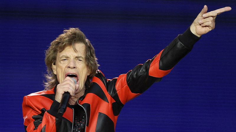 &copy; Reuters. Un concert des Rolling Stones prévu ce lundi à Amsterdam a été repoussé après le diagnostic positif au COVID-19 subi par Mick Jagger, annonce le groupe britannique dans un communiqué. /Photo prise le 9 juin 2022/REUTERS/Carl Recine