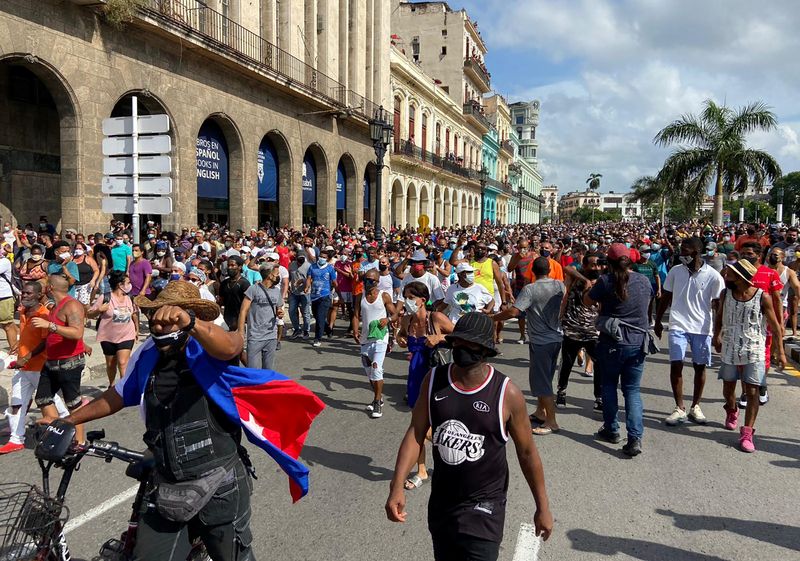 &copy; Reuters. Imagen de archivo de gente caminando durante las protestas contra y en apoyo al gobierno, en medio del brote de COVID-19, frente al edificio del Capitolio, en La Habana, Cuba. 11 de julio, 2021. REUTERS/Stringer