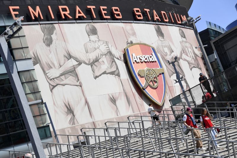 &copy; Reuters. Distintivo do Arsenal do lado de fora do estádio do clube em Londres
22/05/2022 REUTERS/Toby Melville