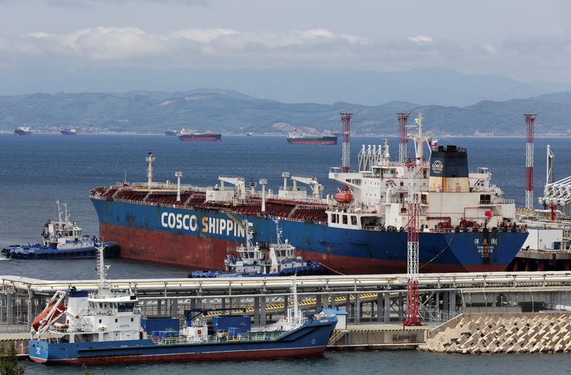 © Reuters. Yang Mei Hu oil products tanker owned by COSCO Shipping gets moored at the crude oil terminal Kozmino on the shore of Nakhodka Bay near the port city of Nakhodka, Russia June 13, 2022. REUTERS/Tatiana Meel