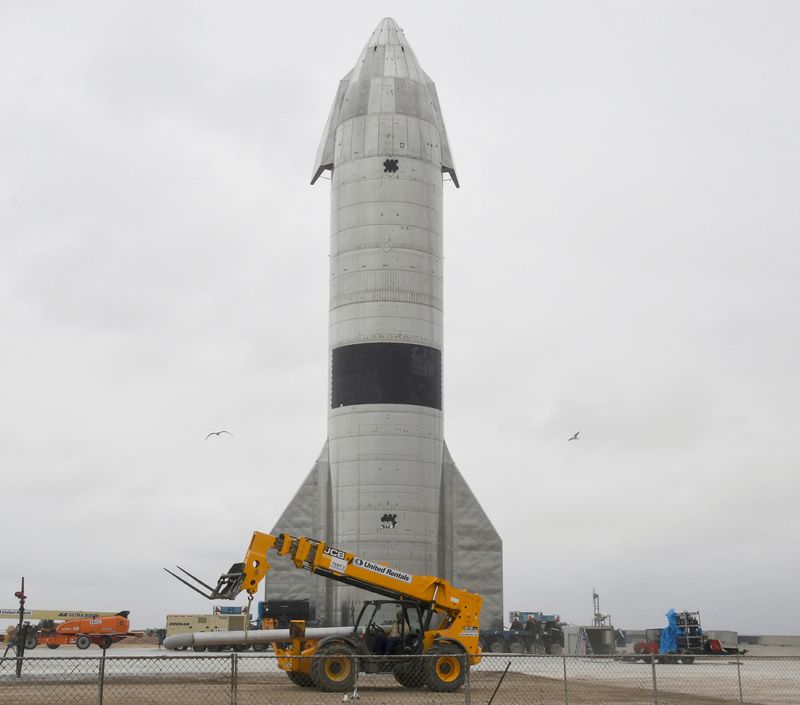 © Reuters. FILE PHOTO: A SpaceX SN15 starship prototype is seen as it sits on a transporter after Wednesday's successful launch and first landing from the company's starship facility, in Boca Chica, Texas, U.S. May 6, 2021. REUTERS/Gene Blevins/File Photo