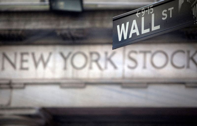 &copy; Reuters. La Bourse de New York a fini en très forte baisse lundi. L'indice Dow Jones a cédé 2,79% et le S&P-500, plus large, perdu 3,88%. Le Nasdaq Composite a reculé de son côté de 4,68%. /Photo d'archives/REUTERS/Carlo Allegri