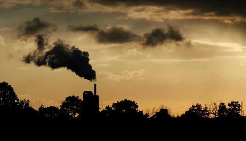 © Reuters. FILE PHOTO: Smoke rises above a factory at sunset in Rugby, Britain February 10, 2021. REUTERS/Matthew Childs