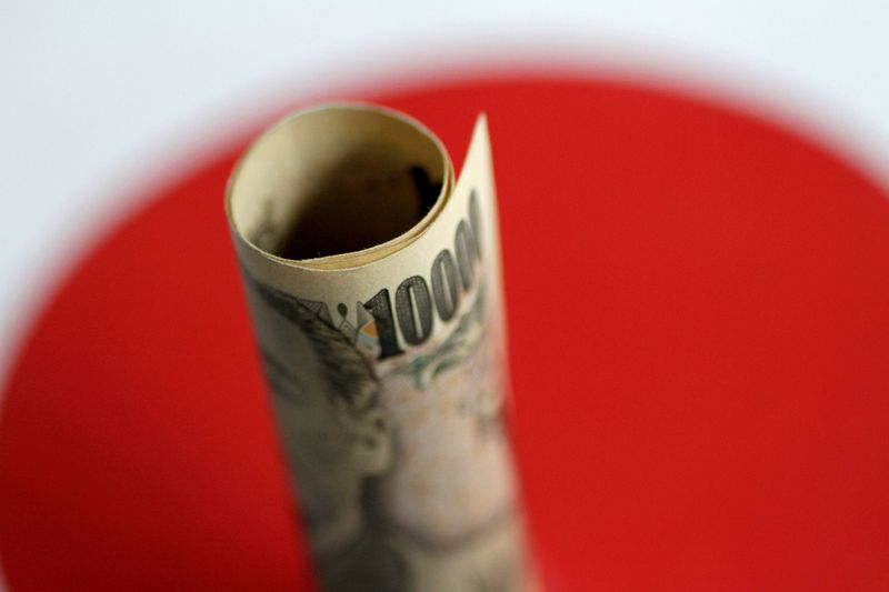 &copy; Reuters. FILE PHOTO: A Japan Yen note is seen in this illustration photo taken June 1, 2017. REUTERS/Thomas White/Illustration/