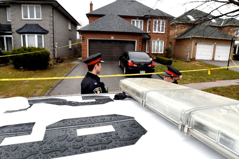 &copy; Reuters. أفراد الشرطة ينتظرون الحصول على إذن بالتفتيش أمام منزل أليك ميناسيان في ريتشموند بأونتاريو عام 2018. صورة من أرشيف رويترز 