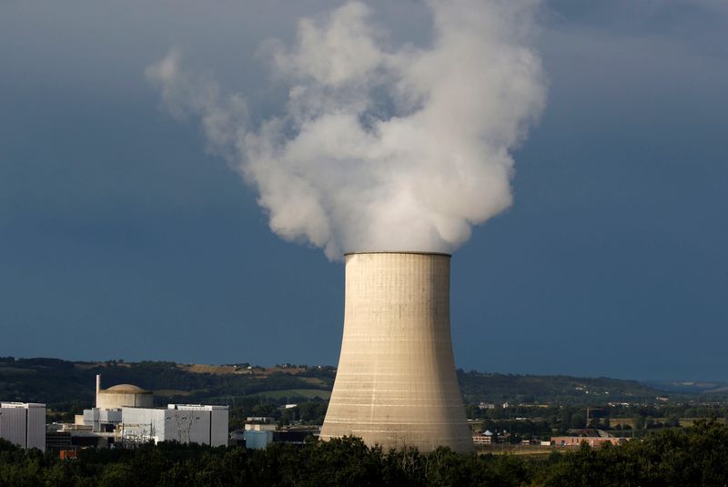 &copy; Reuters. FILE PHOTO: View of the cooling tower at the Golfech nuclear plant on the edge of the Garonne river between Agen and Toulouse, France, July 18, 2018. Picture taken July 18, 2018. REUTERS/Regis Duvignau