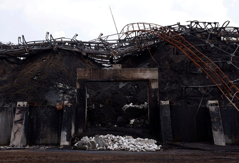 © Reuters. Piles of burnt sunflower seed meal is pictured at a destroyed area of the Nika-Tera grain terminal, as Russia's attacks on Ukraine continues, in Mykolaiv, Ukraine June 12, 2022. REUTERS/Edgar Su