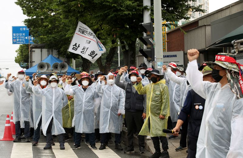 &copy; Reuters. Miembros del sindicato Cargo Truckers Solidarity participan en una protesta frente a una fábrica de Samsung Electronics en Gwangju, Corea del Sur, 14 de junio de 2022. REUTERS/Yonhap
