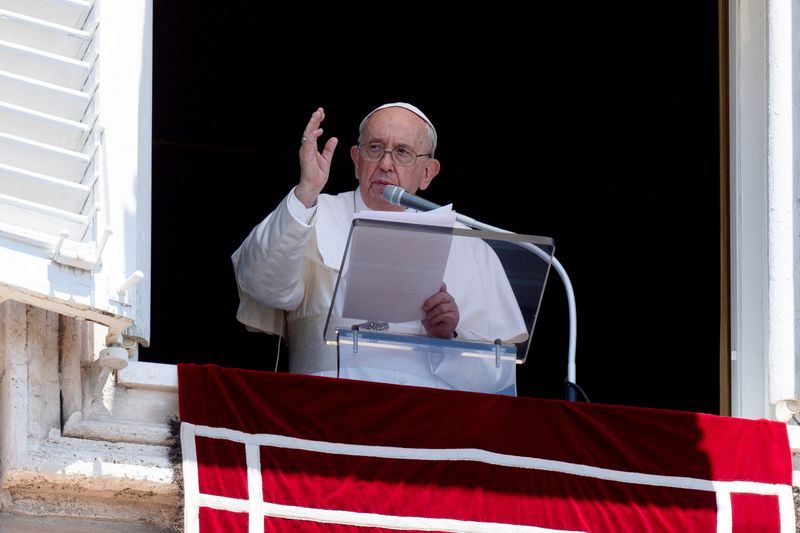 &copy; Reuters. FOTO DE ARCHIVO. El Papa Francisco dirige la oración del Ángelus desde su ventana, en el Vaticano. 12 de junio de 2022. Vatican Media/­Handout vía REUTERS   