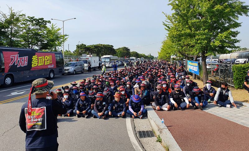 &copy; Reuters. أعضاء نقابة تضامن سائقو الشاحنات يحتجون في أولسان يوم العاشر من يونيو حزيران 2022. تصوير: بيونجووك كيم - رويترز
