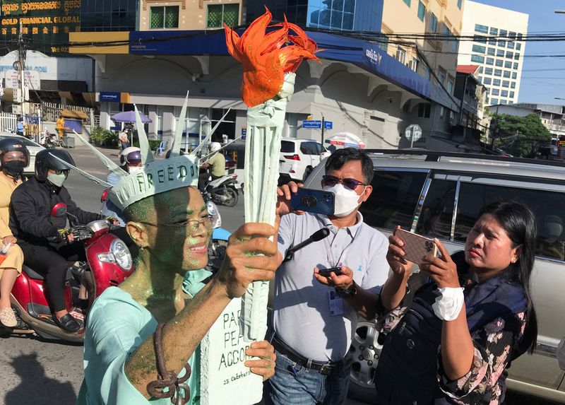 &copy; Reuters. المحامية الأمريكية الكمبودية والناشطة في مجال الدفاع عن حقوق الإنسان تيري سينغ تقف مثل تمثال الحرية في بنوم بنه يوم الثلاثاء. تصوير: براك تش