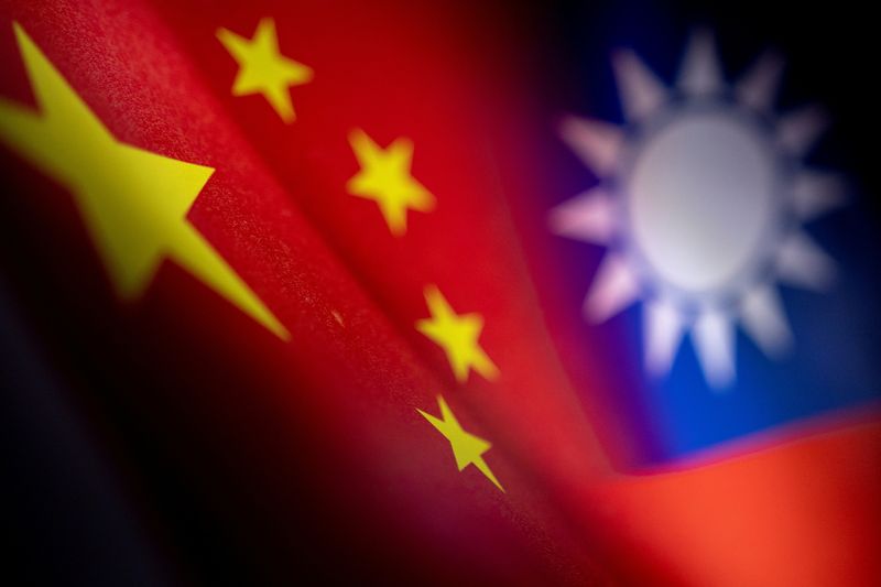&copy; Reuters. ６月１４日　台湾外交部（外務省）は１４日、台湾海峡は国際水域であり、米艦の通航を支持すると表明し、中国側の主張に反論した。写真は中国と台湾の国旗。４月２８日に撮影。（２０